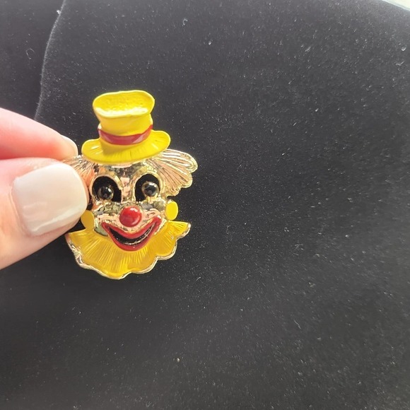 Gerry's Signed Vintage Enamel Clown Pin Brooch Yellow, Red, Gold - Picture 2 of 5
